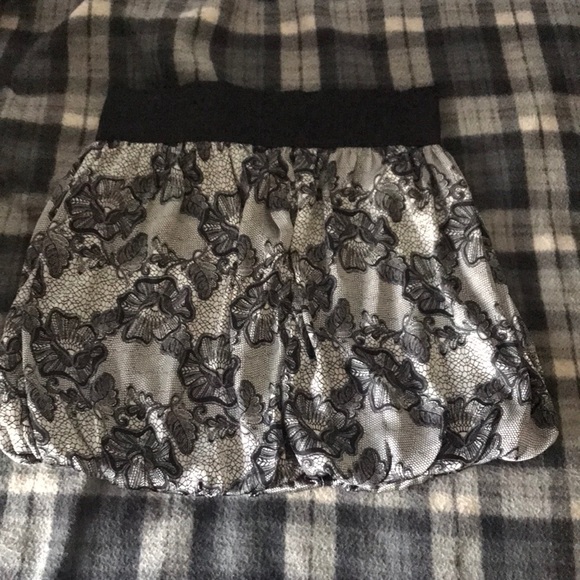 Black and white skirt - Picture 1 of 2